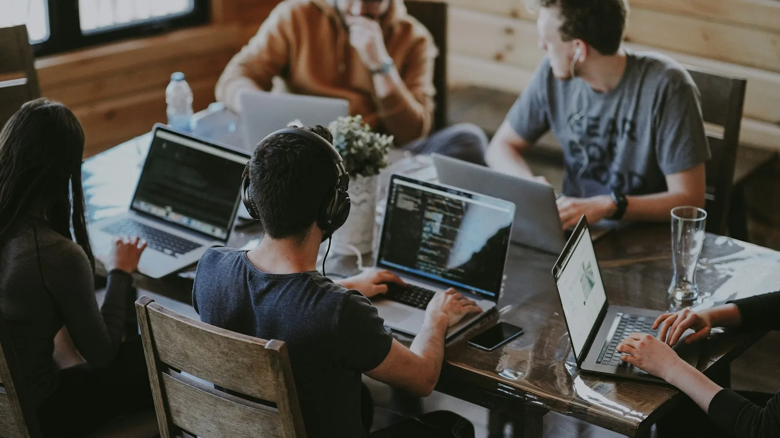 Team arbeitet gemeinsam an digitalen Projekten