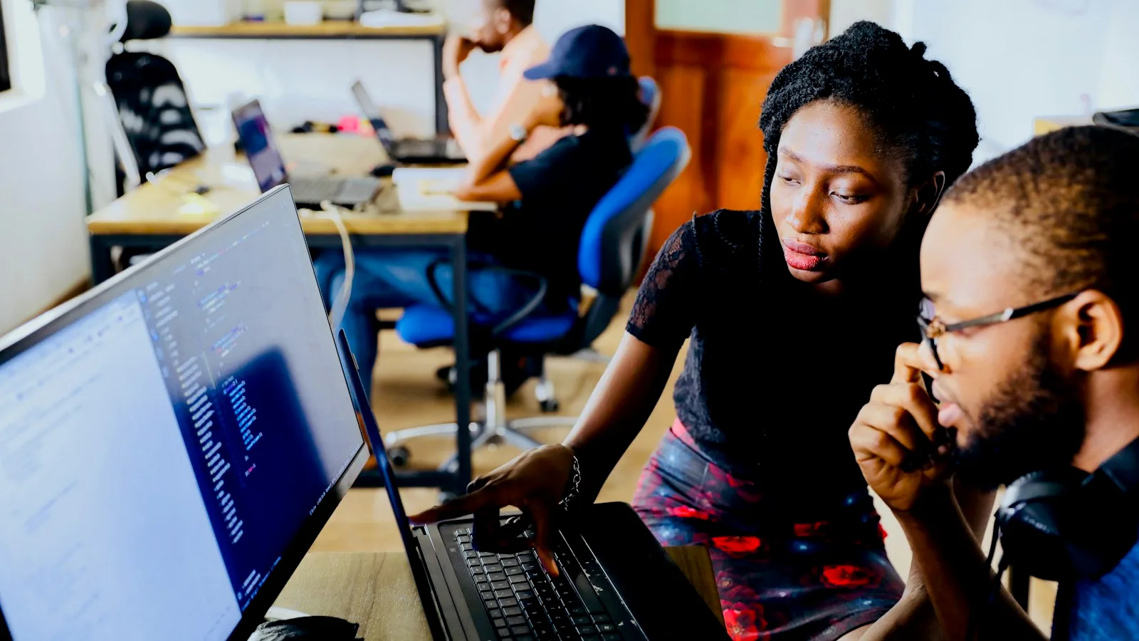 Person arbeitet konzentriert am Laptop